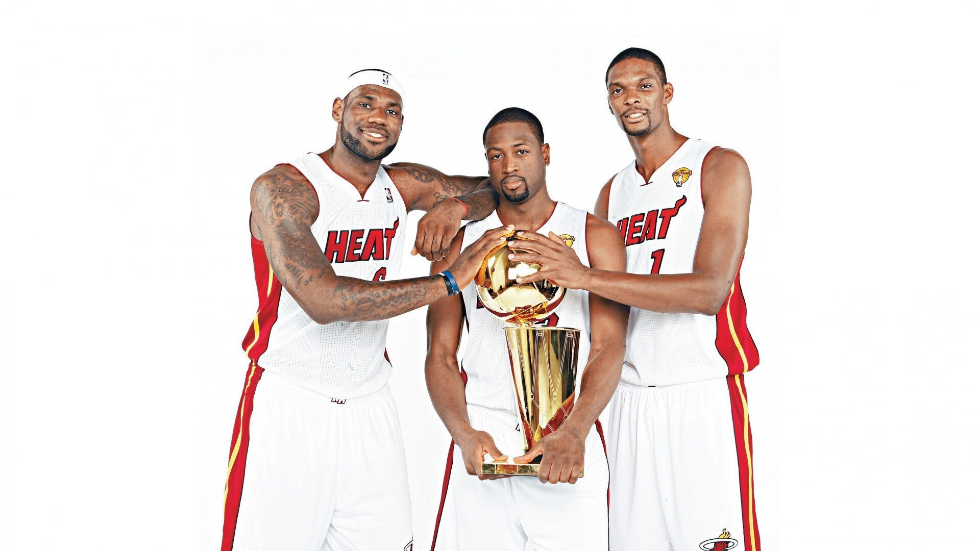 詹姆斯替补席上积极鼓励年轻球员，詹姆斯的替补球员